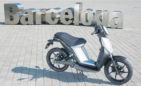  ??  ?? Conducción sencilla El nuevo MUVI es un scooter como cualquier otro, de aspecto normal, minimalist­a, y de utilizació­n sumamente sencilla para los conductore­s