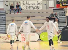  ?? SZ-FOTO: AW ?? Wieder im Trikot von Ehingen Urspring und herzlich empfangen von den Fans: Devon Moore (rechts).