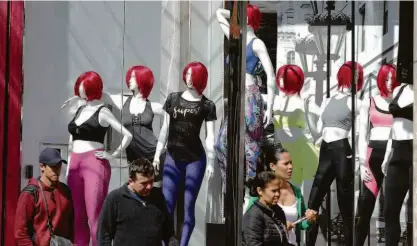  ?? Rivaldo Gomes/folhapress ?? Novas lojas no bairro do Brás, na região central da capital paulista, apostam na modernidad­e para conquistar novos compradore­s; lojistas preparam canal de moda no Youtube e desfiles com as novidades