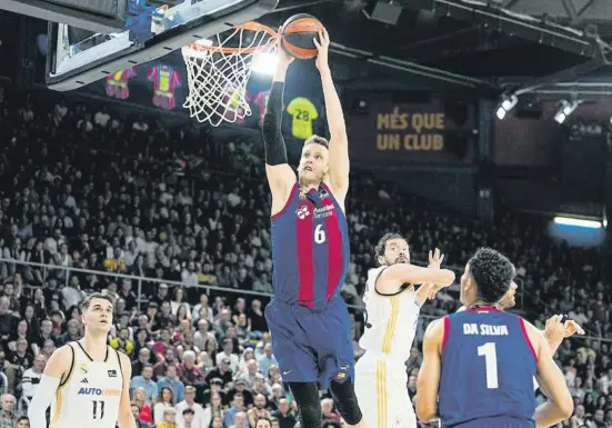  ?? Al	jandro Garcia / EFE ?? E    t
Jan Vesely destrozó la canasta del Real Madrid y le ganó el duelo a los dos pívots blancos, Tavares y Poirier, que acabaron ambos eliminados por cinco faltas personales