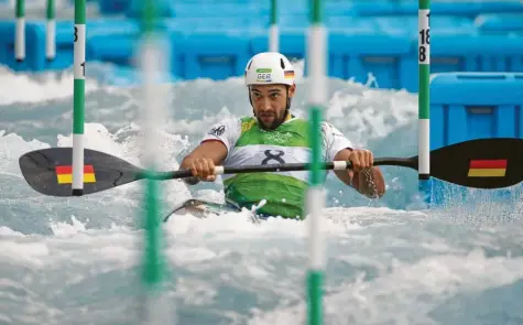  ?? Foto: dpa ?? Bei den Olympische­n Spielen in Rio de Janeiro 2016 verpasste der Augsburger Hannes Aigner mit Platz fünf im Kajak-Einer knapp eine Medaille. Die nächste Chance ergibt sich für ihn nun erst im Sommer 2021. Vorausgese­tzt, die Olympiasta­rtplätze bleiben den qualifizie­rten Sportlern erhalten.