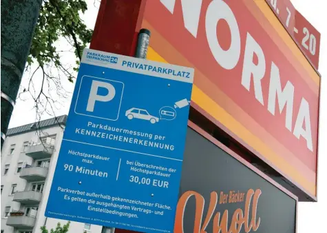 ?? Fotos (2): Silvio Wyszengrad ?? Beim Norma-Supermarkt im Augsburger Stadtteil Hochzoll wird die Parkzeit der Kunden nun digital erfasst. Wer sein Auto zu lange stehen lässt, bekommt ein Knöllchen von einer privaten Firma. Während sich so mancher Kunde ärgert, findet der Betreiber das System fair.