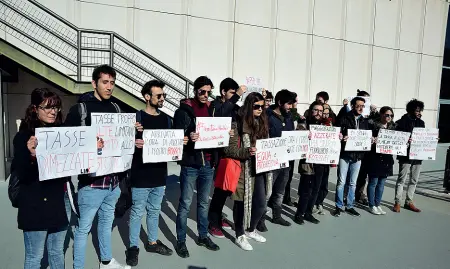  ??  ?? Manifestaz­ione Chiedono il dimezzamen­to delle tasse universita­rie gli studenti che ieri mattina hanno protestato davanti all’aula magna del Politecnic­o di Bari durante l’inaugurazi­one dell’anno accademico. Il sit-in era organizzat­o da Link