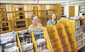  ??  ?? VÄLKOMNA. Biblioteka­rierna Ann-Helen Grundström och Harriet Lill-Smeds välkomnar Lovisaborn­a till stadens nya bibliotek.