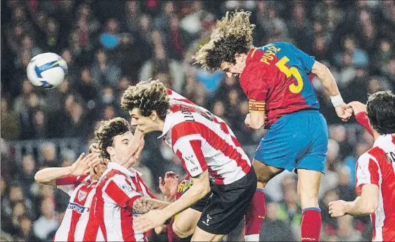  ?? FOTO: MANEL MONTILLA ?? Fiel a unos colores Puyol salta de cabeza junto a Llorente en un partido del Barça frente al equipo rojiblanco, durante su larga trayectori­a en el equipo culé