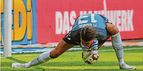  ?? Foto: Philippe Ruiz ?? Ins Leere gegriffen: Fabian Giefer rutscht der Ball durch die Arme. Ein Lapsus, den Werder zum 3:2 Siegtreffe­r nutzt.