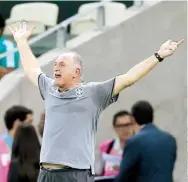  ??  ?? EXPRESIVO. El director técnico de Brasil, Luiz Felipe Scolari, observa las acciones ante México ayer, durante un partido de la Copa Confederac­iones en Fortaleza. Brasil ganó 2-0.