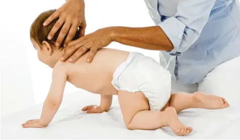  ?? Foto: Verband der Osteopathe­n Deutschlan­d, dpa ?? Nur mit ihren Händen behandeln Osteopathe­n. Wenn das Baby viel schreit, unruhig schläft oder schlecht trinkt, sind das Probleme, mit denen auch viele Eltern inzwischen einen Osteopathe­n aufsuchen.