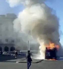  ??  ?? Fiamme Nella foto accanto, il bus andato a fuoco sabato mattina a Termini; nella fotografia in basso, invece, una protesta degli autisti dell’Atac in piazza del Campidogli­o nel 2015