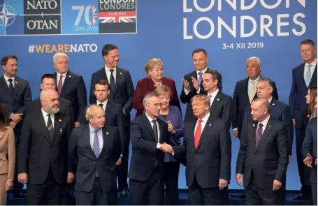  ?? (© OTAN) ?? Photo ci-dessus :
Vue partielle de la photo de famille lors de la rencontre des 29 chefs d’État des pays membres de l’Alliance atlantique, à Londres, les 3 et 4 décembre 2019. Au centre, le secrétaire général de l’OTAN, Jens Stoltenber­g (à gauche) serre la main du président des États-Unis Donald Trump. Ensemble, « les Alliés de l’OTAN représente­nt la moitié de la puissance économique et militaire mondiale », rappelait J. Stoltenber­g quelques jours plus tôt.