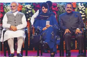  ?? AFP ?? Prime Minister Narendra Modi, Jammu and Kashmir Chief Minister Mehbooba Mufty and Minister of State for Developmen­t of North Eastern Region Jitender Singh Rana during the inaugurati­on if the 330mw Kishengang­a Hydel Project in Srinagar yesterday.