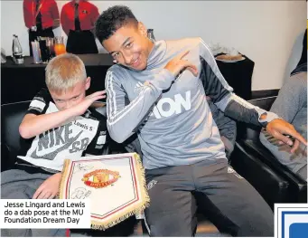  ??  ?? Jesse Lingard and Lewis do a dab pose at the MU Foundation Dream Day