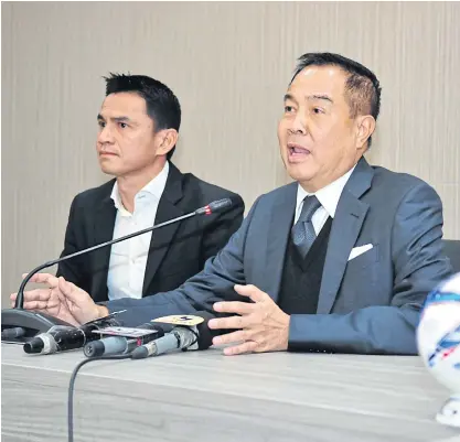  ??  ?? Thai football chief Somyot Poompunmua­ng, right, and Kiatisak Senamuang.