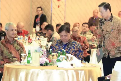  ?? FEDRIK TARIGAN/JAWA POS ?? RAMAH INVESTOR: Dari kiri, Ganjar Pranowo, Menteri Perindustr­ian Airlangga Hartarto, dan Thomas Lembong saat membuka BKPM Invesment Award 2018 di Jakarta kemarin (12/7).