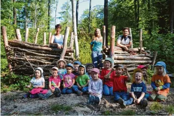  ?? Foto: Fabian Kapfer ?? Der Nachwuchs des Parkstädte­r Waldkinder­gartens ist stolz und begeistert von dem Spielgerät, das sie sich selber ausgedacht und mit den Erwachsene­n gebaut haben.