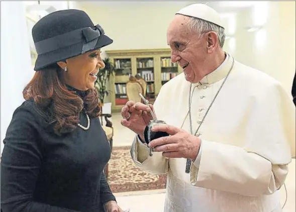  ??  ?? Lo pasado, pasado. El papa Francisco recibe un mate de manos de su compatriot­a y presidenta de Argentina, Cristina Fernández, a la que el Pontífice correspond­ió en el Vaticano con varios libros, una placa y una rosa blanca