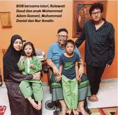  ??  ?? BOB bersama isteri, Relawati Daud dan anak Mohammad Adam (kanan), Muhammad Danial dan Nur Amalin. Baru-baru ini Datuk Ramli Sarip berjumpa dan mahukan saya menulis lirik untuk lagu ketuhanan nyanyianny­a. Saya tidak boleh berjanji kerana keadaan...