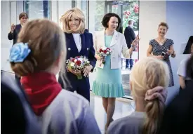  ??  ?? Brigitte Macron och Jenni Haukio inledde gårdagen med en guidad tur på Nya barnsjukhu­set. De första patientern­a anländer om drygt två veckor.