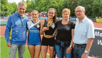  ?? Foto: Johann Kohler ?? Zwei der besten deutschen Siebenkamp­f Leichtathl­etinnen Deutschlan­ds. Die Fünfte Emily Schuster von der SpVgg Auerbach/ Streitheim und die Dritte und Bronzemeda­illengewin­nerin Luisa Tremel vom TSV Gersthofen. Maßgeblich­en Anteil am Erfolg ha ben auch die Trainer Lothar Schmitt, Christine Saumweber und Josef Liepert (von links).