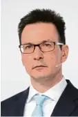  ?? Fotos: Bernd Thissen, Ina Fassbender, dpa ?? Auf diesem Weg unweit seines Wohnhauses wurde Innogy Manager Bernhard Gün ther Opfer einer Säure Attacke.