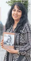  ?? FOTO: MENI ?? Roya Rahmani mit ihrem Buch.