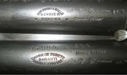  ??  ?? Deux indices pour reconnaîtr­e un rare canon Plume : le bec d’aigle, qui sert de bande de visée, et la signature « Canons Plume » et Eureka, qui figure sous les tubes devant les chambres.