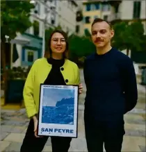  ?? (Photos A. R. et DR) ?? Claire et Luca avec un prototype de l’affiche représenta­nt la plage de San Peyre.