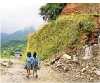  ?? FOTO: DPA ?? Hier in Nepal wurde ein Hang mit besonderem Gras befestigt.