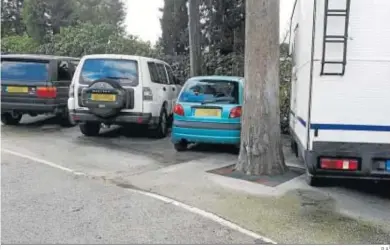  ?? R.A. ?? Vehículos con matrícula de Gibraltar, estacionad­os en Guadacorte.