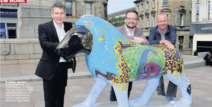  ??  ?? Roaring success Andrew Mitchell and David Wallace, of Paisley First, join Jamie Crumlish of MacAsphalt (centre) who donated the lion, which is a permanent fixture on High Street
