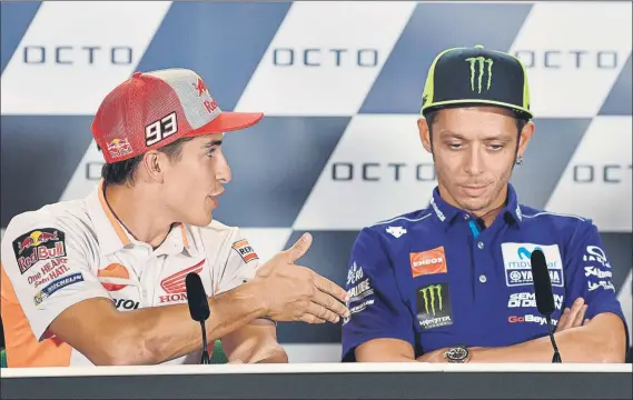 ?? FOTO: EFE ?? Marc Márquez le tiende la mano a Rossi y éste se mantiene cruzado de brazos. Para el italiano no hay ningún motivo para hacer ese gesto en público y en su GP de casa