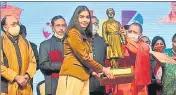  ?? DEEPAK GUPTA/HT ?? Chief minister Yogi Adityanath giving Vivekanand Youth Award to Ishika Bansal during inaugural ceremony of UP Diwas at Awadh Shilp Gram on Sunday.