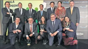  ??  ?? FOTO DE FAMILIA. Los premiados posan con sus galardones.