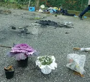  ??  ?? L’incendio Fiori e piante sul luogo della tragedia