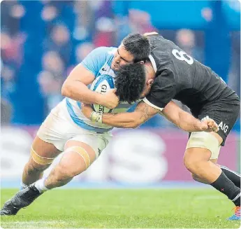  ??  ?? PABLO MATERA LUCHA CON ARDIE SAVEA, UNO DE LOS MEJORES JUGADORES DEL PARTIDO.