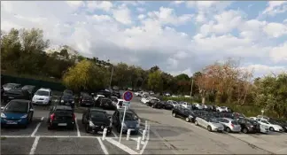  ??  ?? Près du port Vauban, coincé entre la voie ferrée et la RD, le terrain Bouygues, aujourd’hui utilisé comme parking par la Ville, est difficilem­ent constructi­ble. ( Photos Patrice Lapoirie)