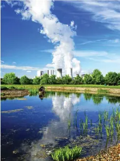  ?? Foto: : imago/Rainer Weisflog ?? Blick über einen Teich im Findlingsp­ark Nochten auf das Kraftwerk Boxberg. Der Park entstand auf einer Tagebaukip­pe.