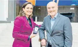  ??  ?? Maria Teixidó y Josep Fígols lideran la ‘start-up’ BCN Resol, que acaba de lanzar su segunda app