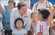  ??  ?? Mauricio Sahuí Rivero, titular de la Sedesol estatal, con algunos de niños de Tixkokob, donde ayer comenzaron trabajos en un parque