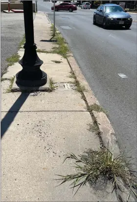  ?? PHOTO BY LINDA FINARELLI - FOR MEDIANEWS GROUP ?? The sidewalk outside the Smile Center on Old York Road.