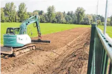  ??  ?? Das Bild verdeutlic­ht den Höhenunter­schied zwischen der Hochwasser­wiese und dem Kunstrasen­platz. Im Vorfeld gab es politische Diskussion­en auch wegen dieses Eingriffs.