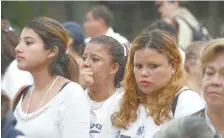  ??  ?? En su mayoría, los protestant­es eran mujeres y adultos de la tercera edad, quienes rezaron minutos antes de que empezara la audiencia.