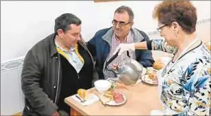  ?? Juan Luis Vázquez Díaz- Mayordomo ?? Francisco, Paulino Alonso y Consuelo, en el comedor