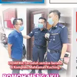  ??  ?? DIDAKWA: Tertuduh semasa berada di Kompleks Mahkamah Kuching.