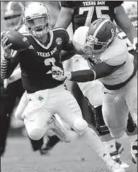  ?? AP/DAVID J. PHILLIP ?? quarterbac­k Johnny Manziel eludes Alabama defensive lineman Jeoffrey Pagan on Saturday in College Station, Texas.