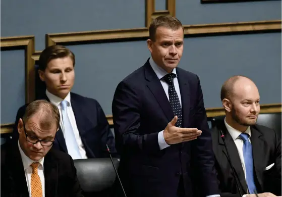  ?? FOTO: LEHTIKUVA/MARKKU ULANDER ?? Petteri Orpo (stående) vill gärna vara den som bildar landets nästa regering.