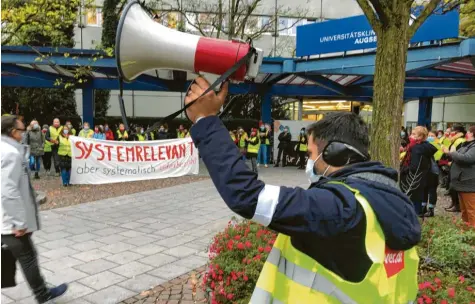  ?? Foto: Fridtjof Atterdal ?? Mitarbeite­r der Universitä­tsklinik Augsburg protestier­en am Montag vor ihrer Arbeitsste­lle.