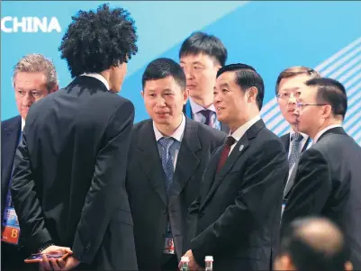  ?? HAN HAIDAN / CHINA NEWS SERVICE ?? Liu Qibao (third from right), a member of the Political Bureau of the Central Committee of the Communist Party of China and head of the Publicity Department of the CPC Central Committee, meets with participan­ts of the Thematic Session on Think Tank...