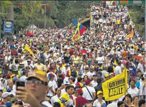  ??  ?? Esfuerzo. Dirigentes de la Asamblea Nacional han asegurado que el principal candidato de la oposición para la presidenci­a sería Leopoldo López.
