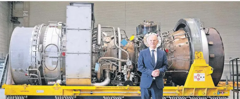  ?? FOTO: BERND THISSEN/DPA ?? Die Turbine für Nord Stream 1 steht bei Siemens Energy in Mülheim. Kanzler Olaf Scholz betonte: „Es muss nur jemand sagen, ich möchte sie haben, dann ist sie ganz schnell da.“